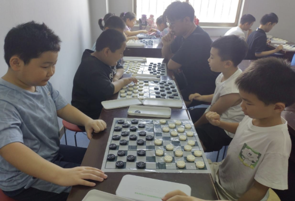 91微操盘 东红庙社区暑托班开展“‘棋’乐无穷”国际跳棋活动